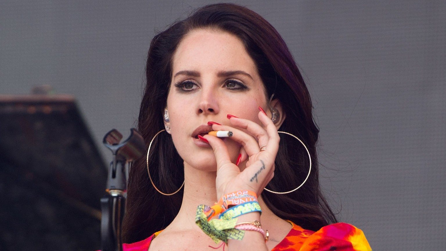 Lana Del Rey Smoking.